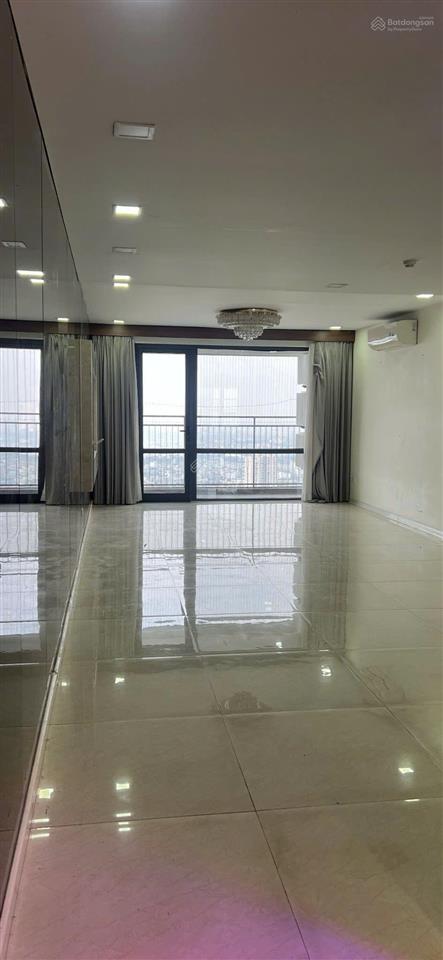 Cho thuê căn hộ chung cư mipec, long biên. 150m. 3 ngủ 2 vs. rộng nhất tòa. giá 20 triệu/tháng