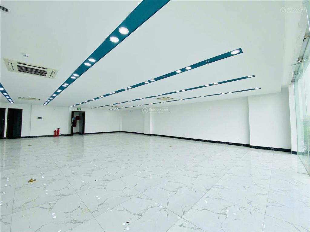 Cho thuê văn phòng 200m2  tầng 6 có thang máy tại phạm văn đồng  cầu giấy