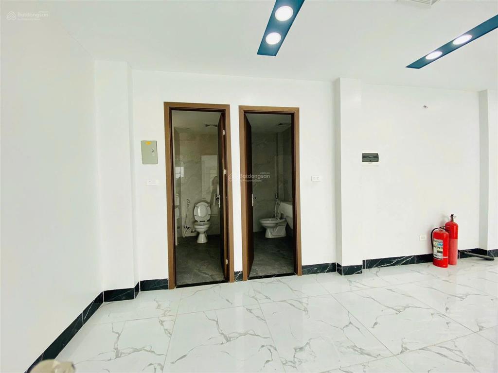 Cho thuê văn phòng 200m2  tầng 6 có thang máy tại phạm văn đồng  cầu giấy