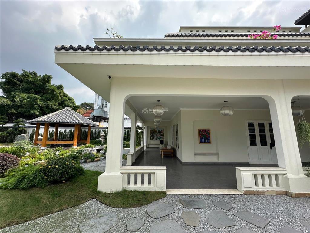 Biệt thự hồ vơi sân vườn mặt tiền  p.thảo điền