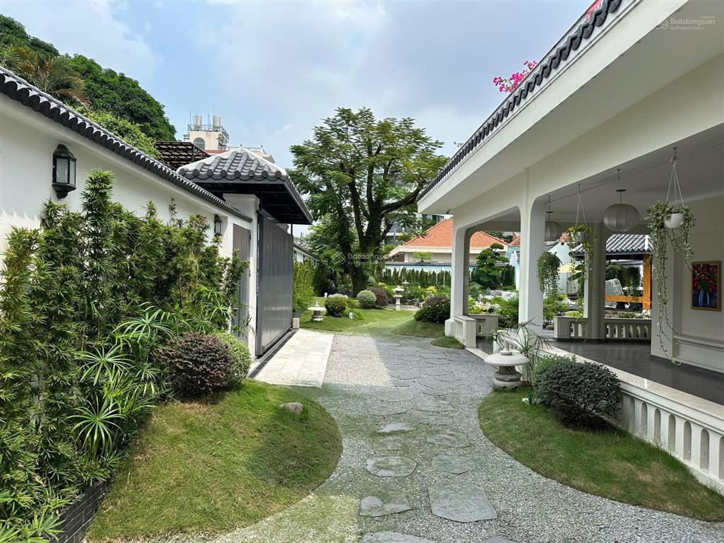 Biệt thự hồ vơi sân vườn mặt tiền  p.thảo điền