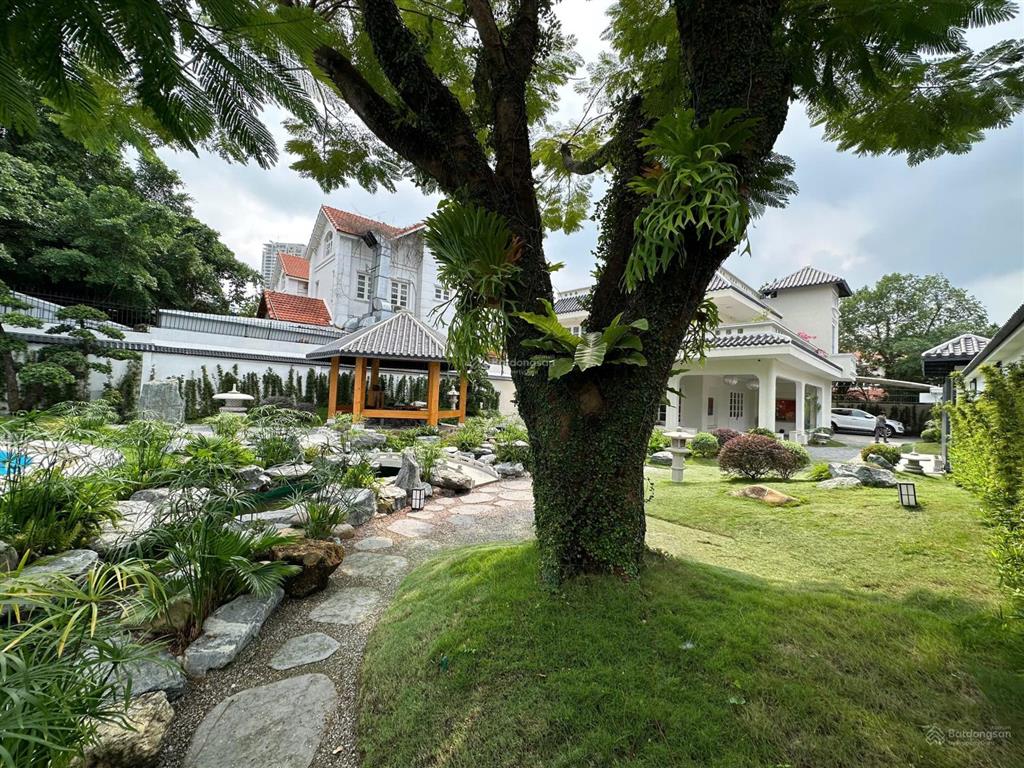 Biệt thự hồ vơi sân vườn mặt tiền  p.thảo điền