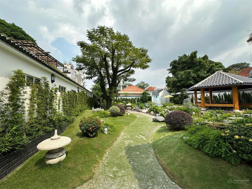 Biệt thự hồ vơi sân vườn mặt tiền  p.thảo điền