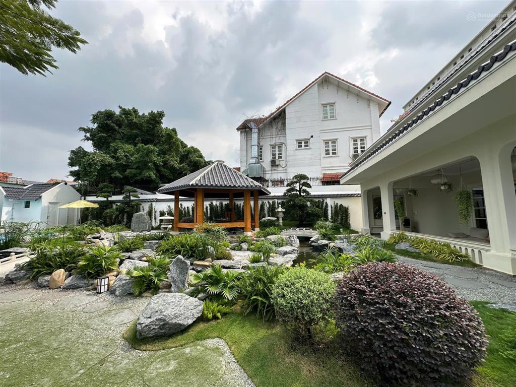 Biệt thự hồ vơi sân vườn mặt tiền  p.thảo điền