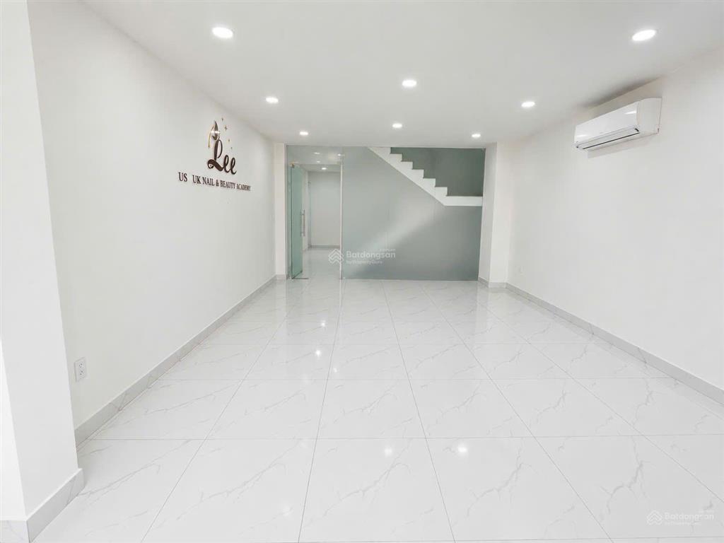 Nguyên sàn lầu 2 giá 11tr diện tích 100m2