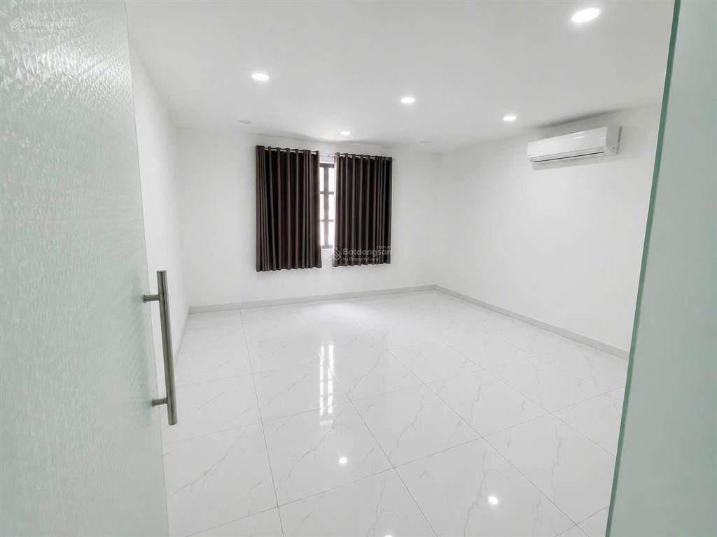 Nguyên sàn lầu 2 giá 11tr diện tích 100m2