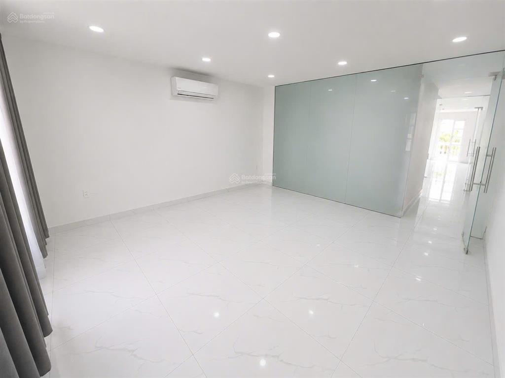 Nguyên sàn lầu 2 giá 11tr diện tích 100m2