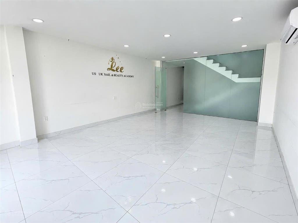 Nguyên sàn lầu 2 giá 11tr diện tích 100m2