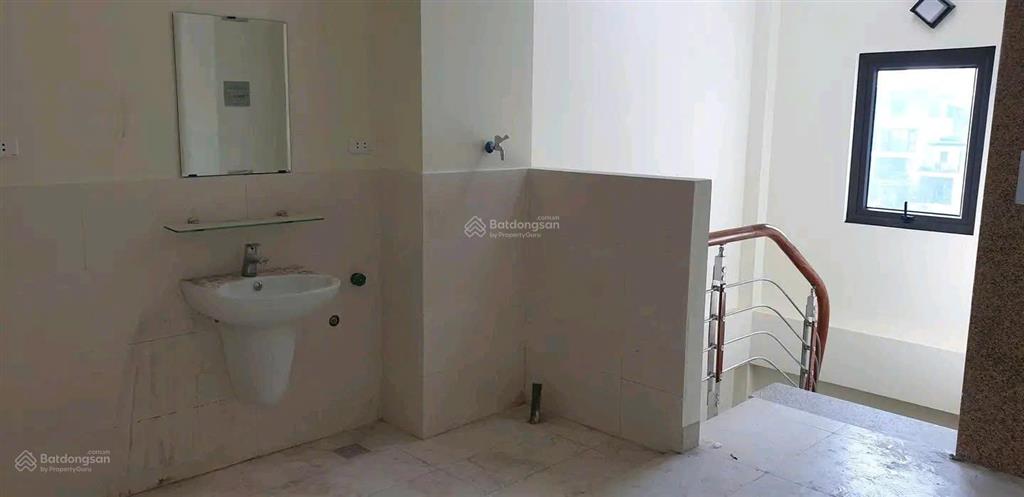Cho thuê nhà 60m*5 tầng, thang máy, ngõ 55 hoàng hoa thám, ngọc hà, ba đình, giá 24 triệu (tl).