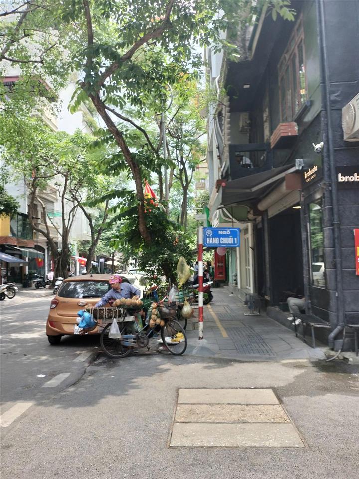 Cho thuê nhà 60m*4 tầng, mặt phố hàng chuối, hbt, giá 40 triệu (tl).