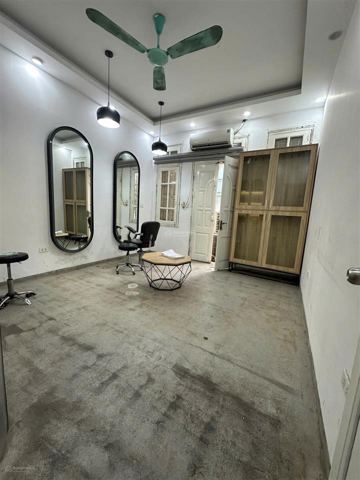 Cho thuê nhà 60m*4 tầng, mặt phố hàng chuối, hbt, giá 40 triệu (tl).
