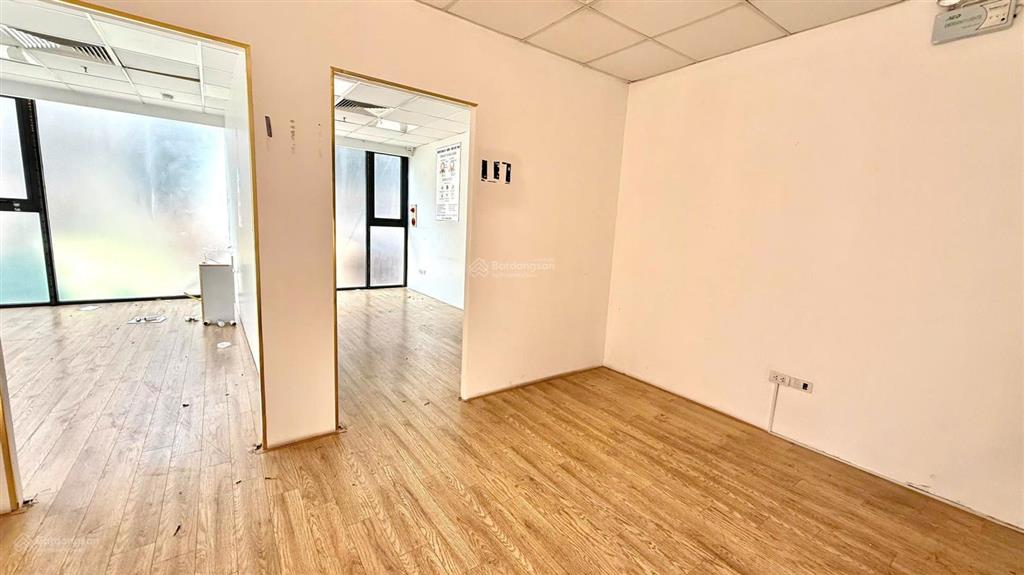 Cho thuê nhà nguyên căn 70m*6 tầng, thang máy, lô góc, phố lạc trung, hbt, giá 50 triệu (tl).
