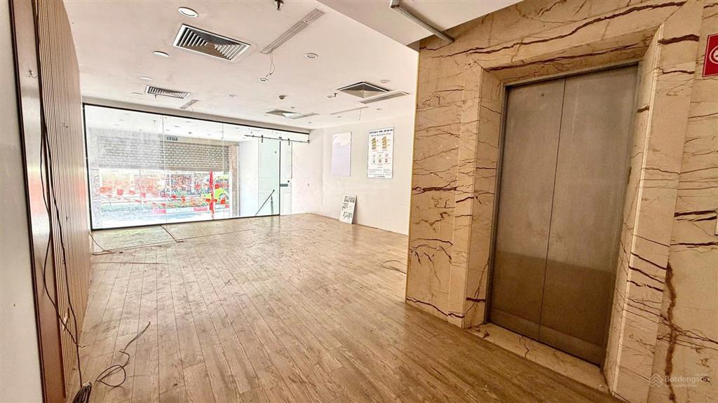 Cho thuê nhà nguyên căn 70m*6 tầng, thang máy, lô góc, phố lạc trung, hbt, giá 50 triệu (tl).