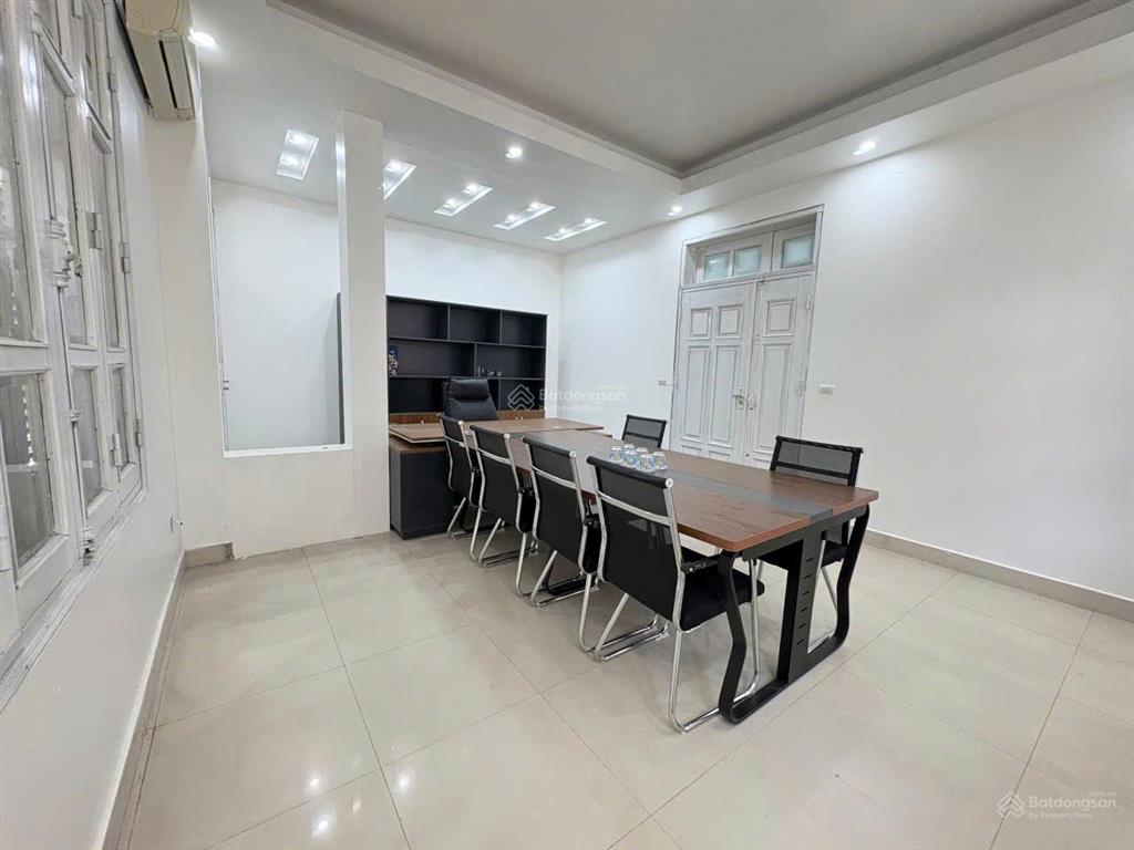 Cho thuê nhà biệt thự 175m*4 tầng, mới đẹp,lô bt7, khu đô thị việt hưng,long biên, giá 30 triệu(tl)