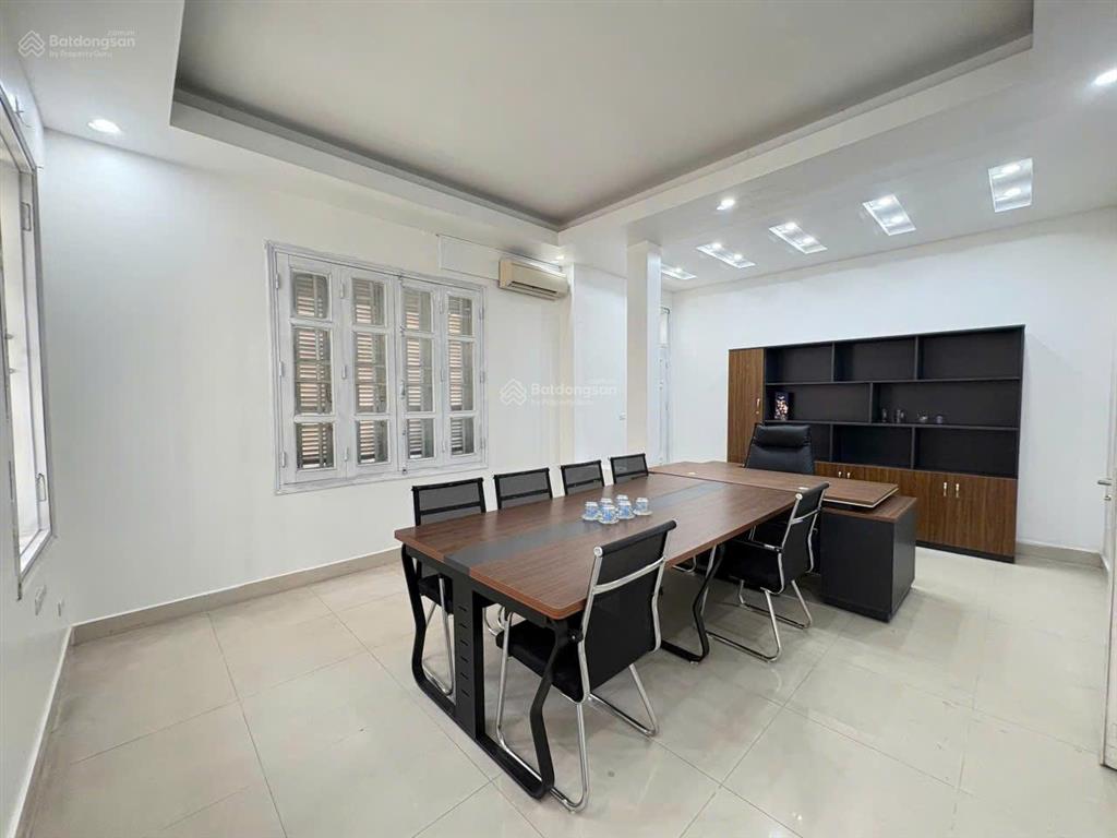 Cho thuê nhà biệt thự 175m*4 tầng, mới đẹp,lô bt7, khu đô thị việt hưng,long biên, giá 30 triệu(tl)
