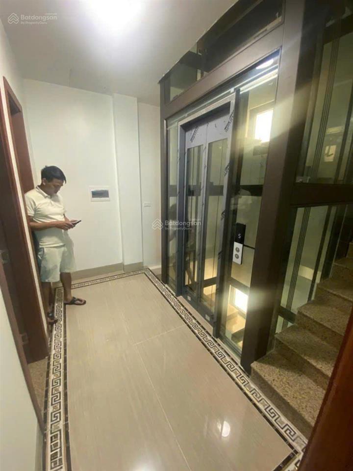 Cho thuê nhà 50m² x 6 tầng, thang máy, trần quý cáp, đống đa, giá 30 triệu.