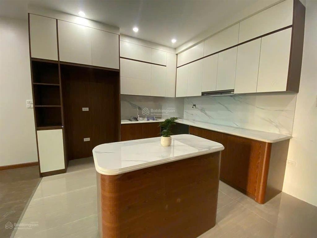Cho thuê nhà 50m² x 6 tầng, thang máy, trần quý cáp, đống đa, giá 30 triệu.