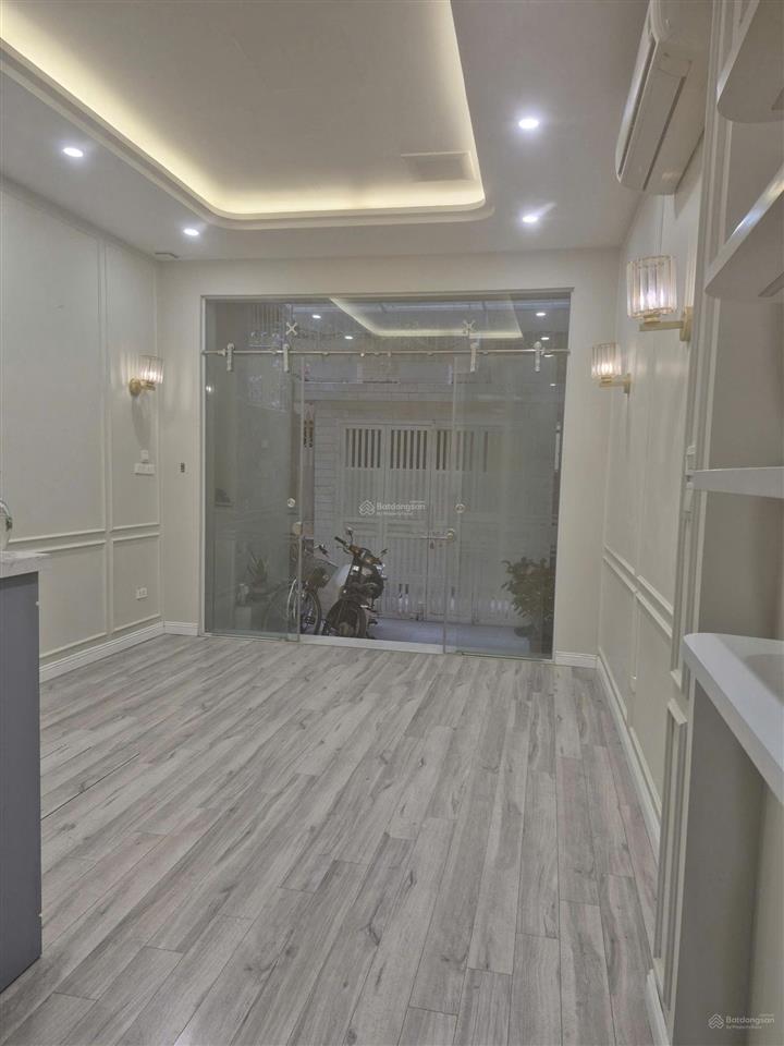 Cho thuê nguyên căn 65m² x 5 tầng, thang máy, đào tấn, ba đình, giá 30 triệu.