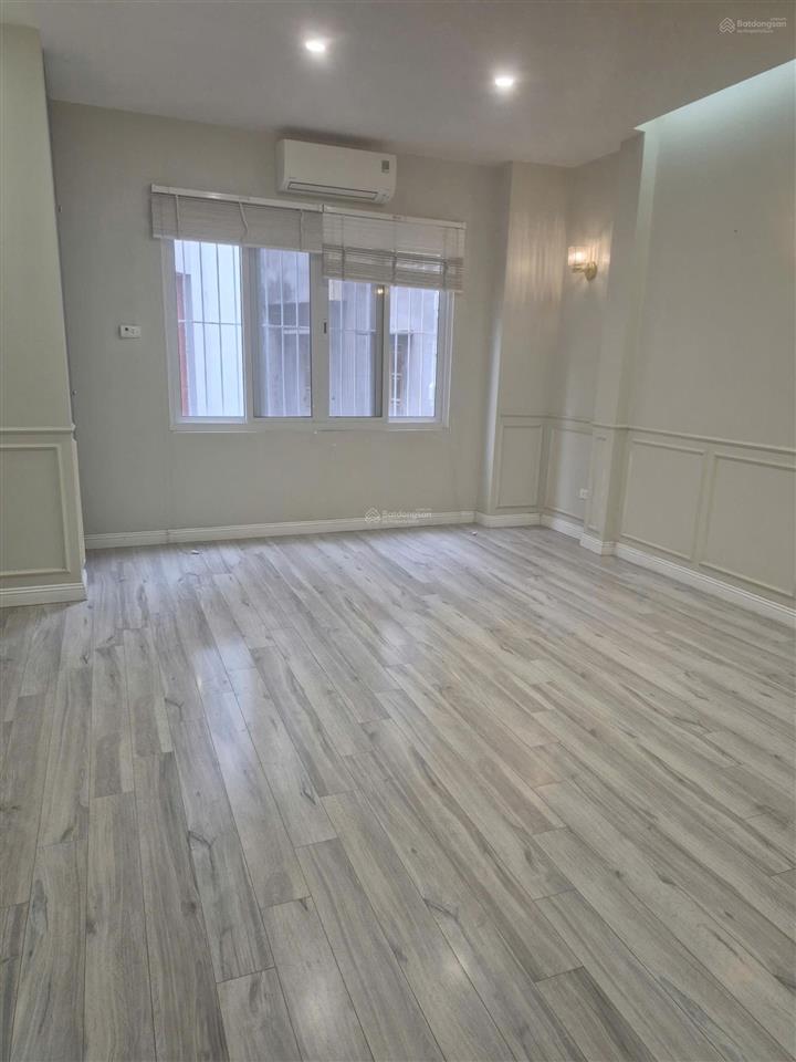 Cho thuê nguyên căn 65m² x 5 tầng, thang máy, đào tấn, ba đình, giá 30 triệu.