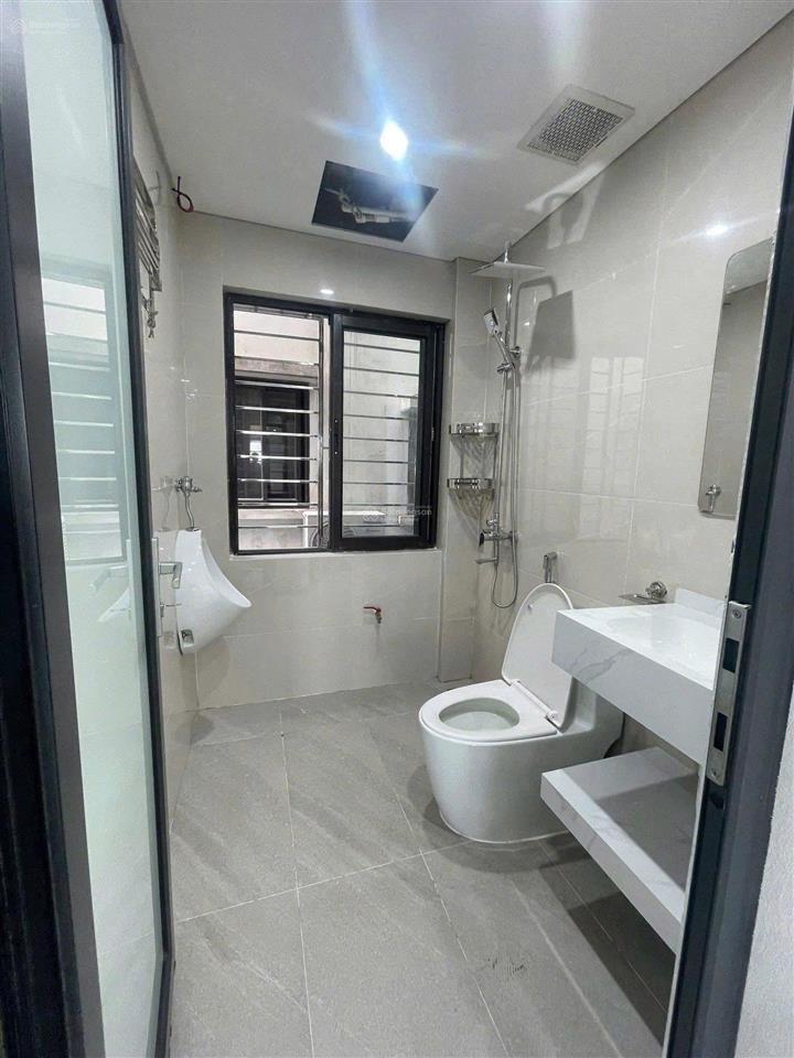 Cho thuê nhà 60m*7 tầng, thang máy, mới, lô góc, ô tô vào nhà, cầu giấy, giá 33 triệu (tl).