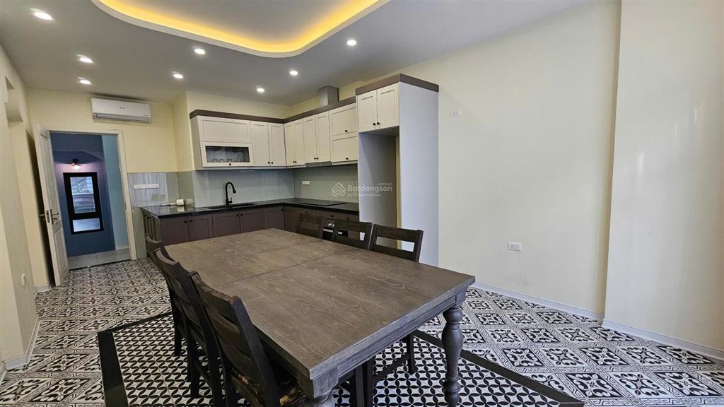Cho thuê nhà nguyên căn vạn phúc, vạn bảo, khu vực đắc địa, trung tâm ba đình.