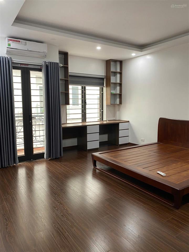 Cho thuê nhà 45m x 4,5 tầng, mặt tiền 6m, có chỗ để xe trước nhà, hồ ba mẫu, đống đa, giá 17 triệu.