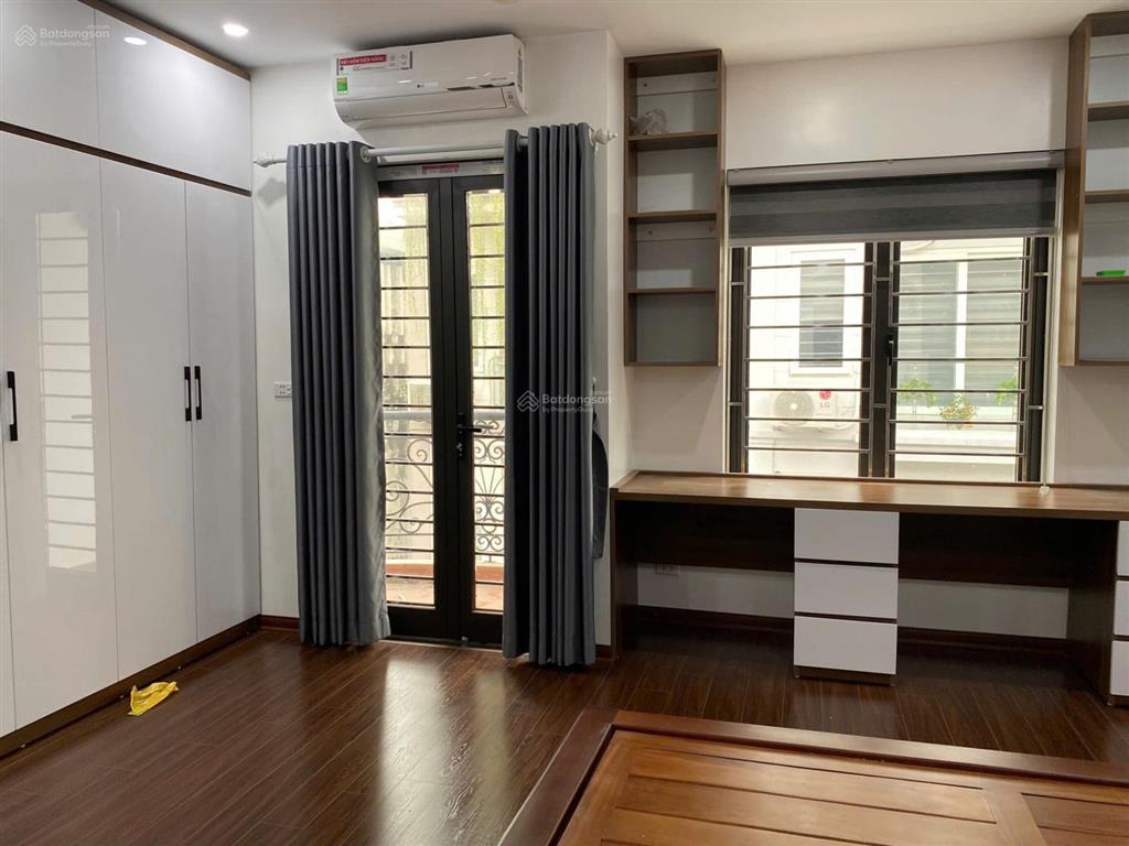 Cho thuê nhà 45m x 4,5 tầng, mặt tiền 6m, có chỗ để xe trước nhà, hồ ba mẫu, đống đa, giá 17 triệu.