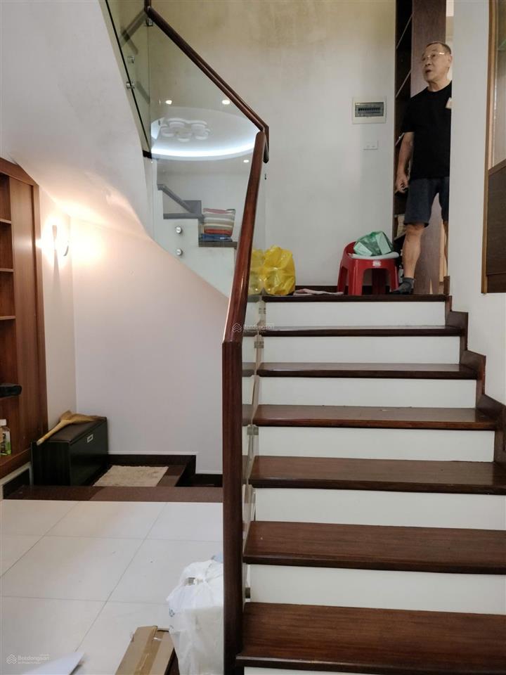 Cho thuê biệt thự 110m2*3.5 tầng, full nội thất, lô góc, khu lâm hạ, bồ đề, long biên,giá 30 triệu.