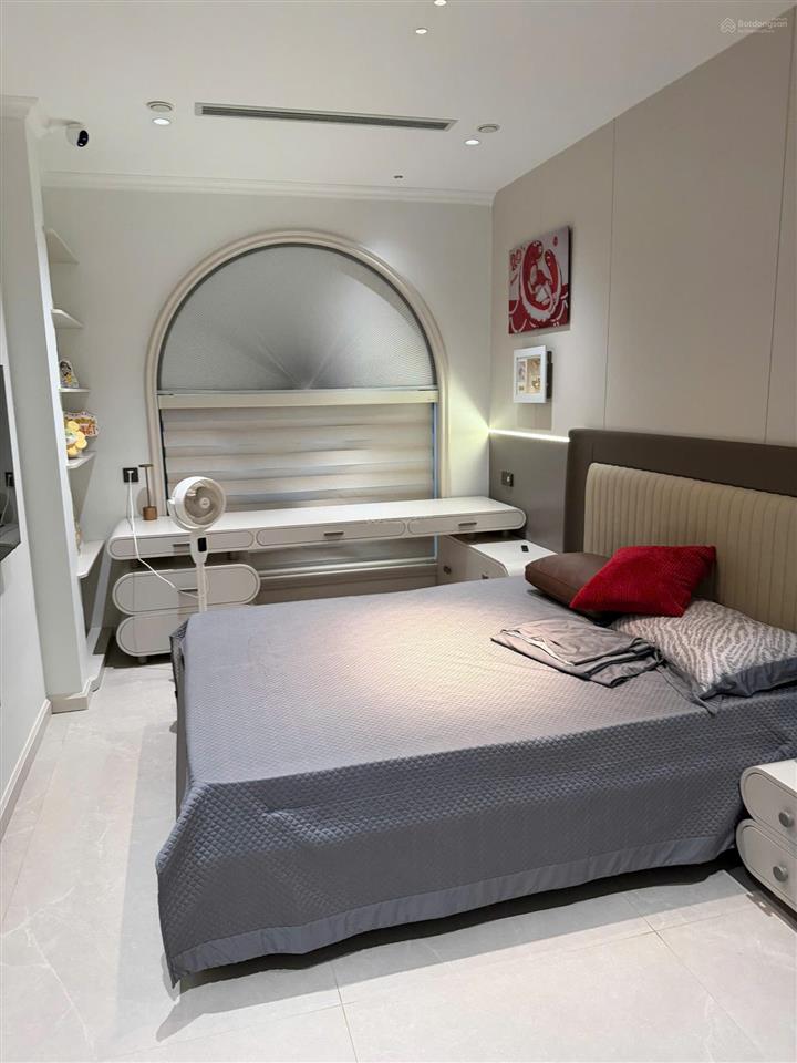Cho thuê nhà 90m*5.5 tầng, full nội thất đẹp, phố hồng hà, hoàn kiếm, giá 35 triệu.