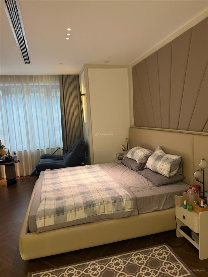 Cho thuê nhà 90m*5.5 tầng, full nội thất đẹp, phố hồng hà, hoàn kiếm, giá 35 triệu.