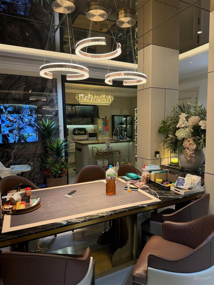 Cho thuê nhà 90m*5.5 tầng, full nội thất đẹp, phố hồng hà, hoàn kiếm, giá 35 triệu.