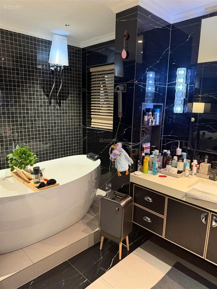 Cho thuê nhà 90m*5.5 tầng, full nội thất đẹp, phố hồng hà, hoàn kiếm, giá 35 triệu.