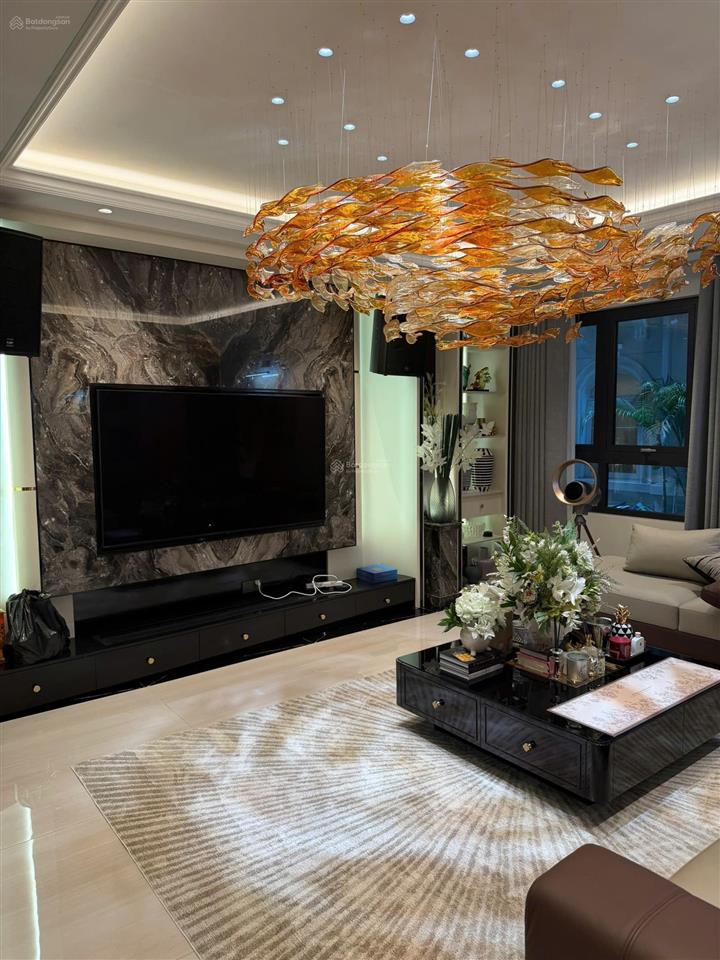 Cho thuê nhà 90m*5.5 tầng, full nội thất đẹp, phố hồng hà, hoàn kiếm, giá 35 triệu.