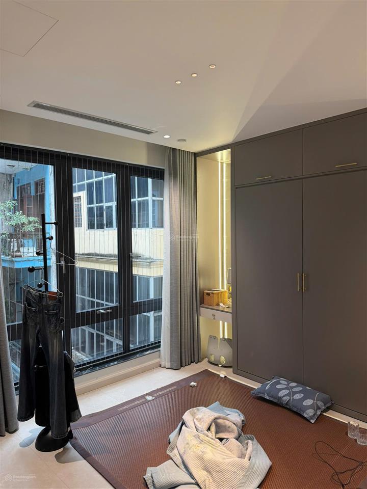Cho thuê nhà 90m*5.5 tầng, full nội thất đẹp, phố hồng hà, hoàn kiếm, giá 35 triệu.