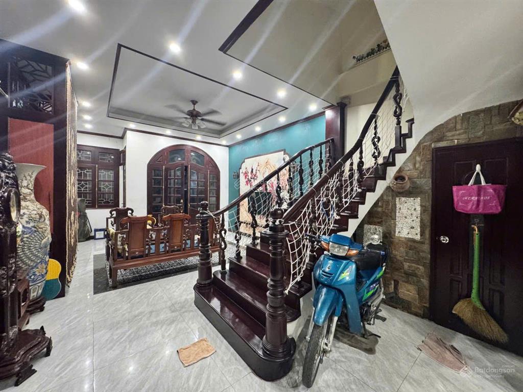 Cho thuê nhà 60m2*4 tầng, nguyên căn ngõ 156 phố lạc trung, hai bà trưng, giá 15 triệu