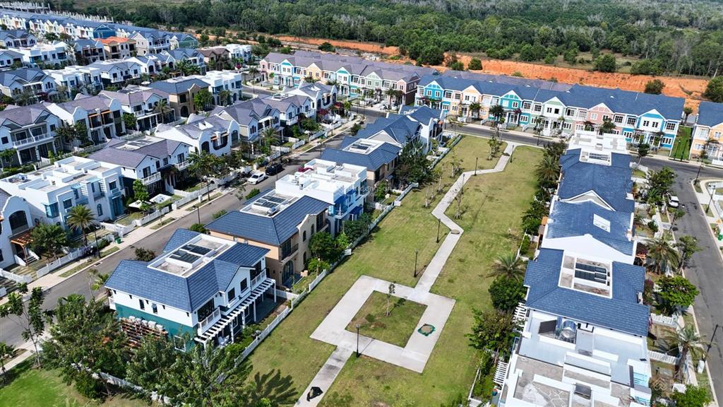 Chỉ 5.25 tỷ sở hữu biệt thự song lập full nội thất cao cấp nằm ngay dãy clubhouse khu 1.3 rất đẹp