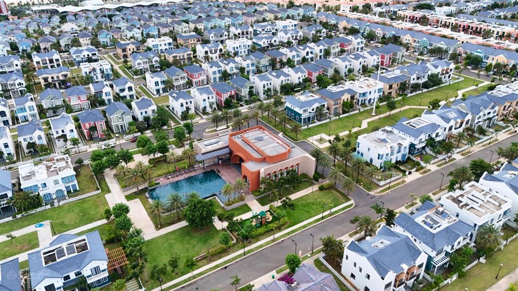 Chuyển nhượng biệt thự song lập 8x20m nằm ngay hồ bơi giá chỉ 4.2 tỷ bao thuế phí và 5% ra sổ