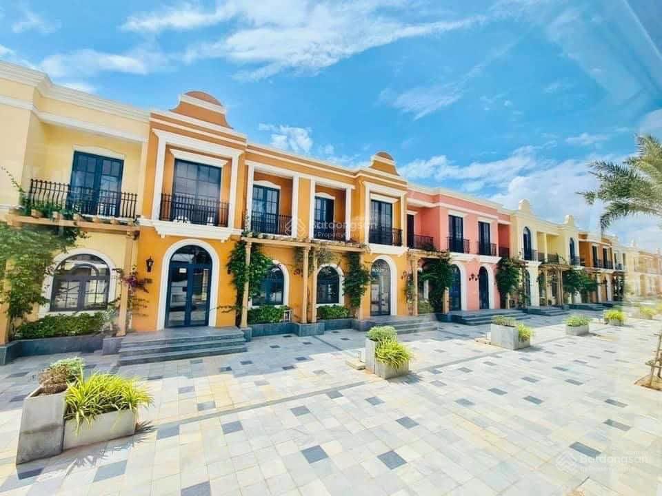 Chuyển nhượng biệt thự song lập 8x20m nằm ngay hồ bơi giá chỉ 4.2 tỷ bao thuế phí và 5% ra sổ