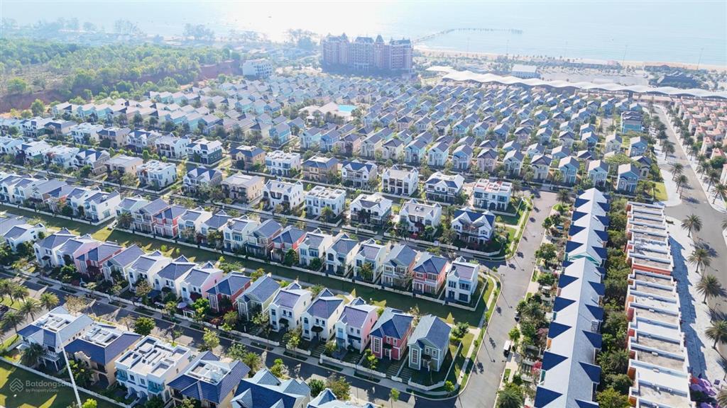 Chuyển nhượng biệt thự song lập 8x20m nằm ngay hồ bơi giá chỉ 4.2 tỷ bao thuế phí và 5% ra sổ