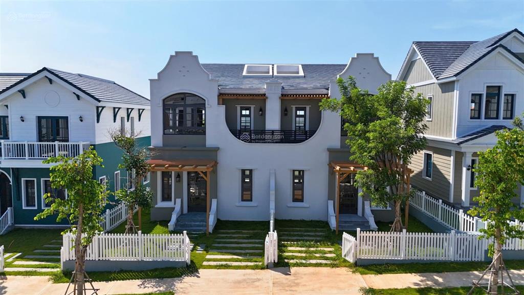 Biệt thự full nội thất 4 phòng ngủ nằm ngay dãy hồ bơi giá chỉ 5.4 tỷ cần bán nhanh