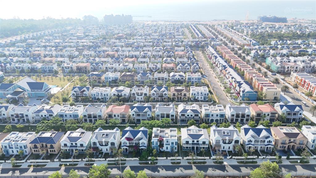 Biệt thự full nội thất 4 phòng ngủ nằm ngay dãy hồ bơi giá chỉ 5.4 tỷ cần bán nhanh