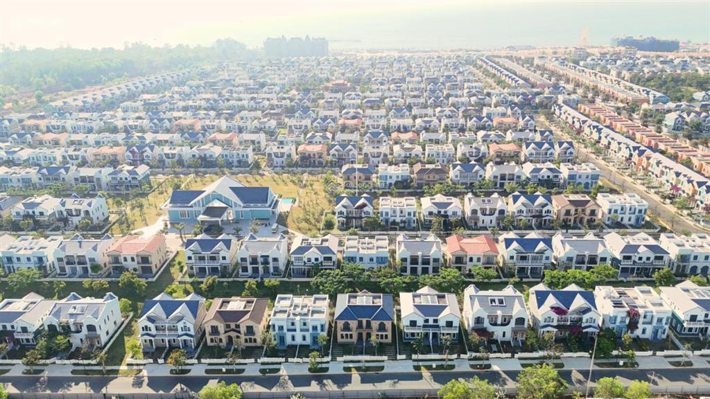 Cần bán nhanh nhà phố full nội thất 4 phòng ngủ giá chỉ 4.2 tỷ bao thuế phí, gần công viên
