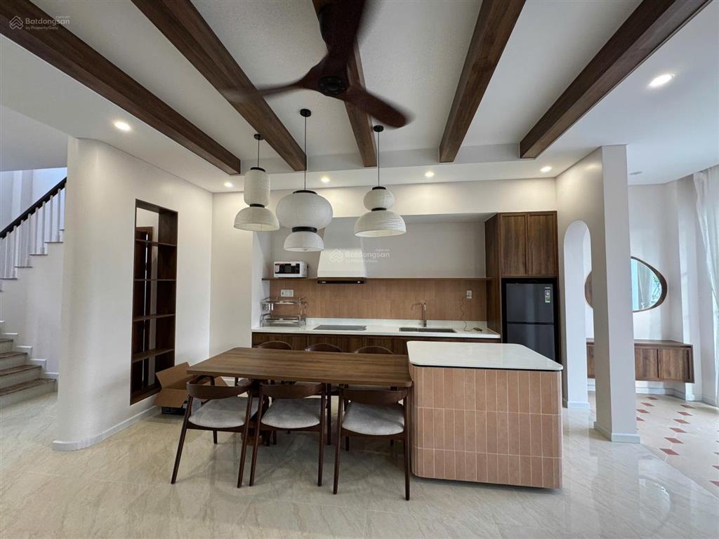 Cần bán nhanh nhà phố full nội thất 4 phòng ngủ giá chỉ 4.2 tỷ bao thuế phí, gần công viên