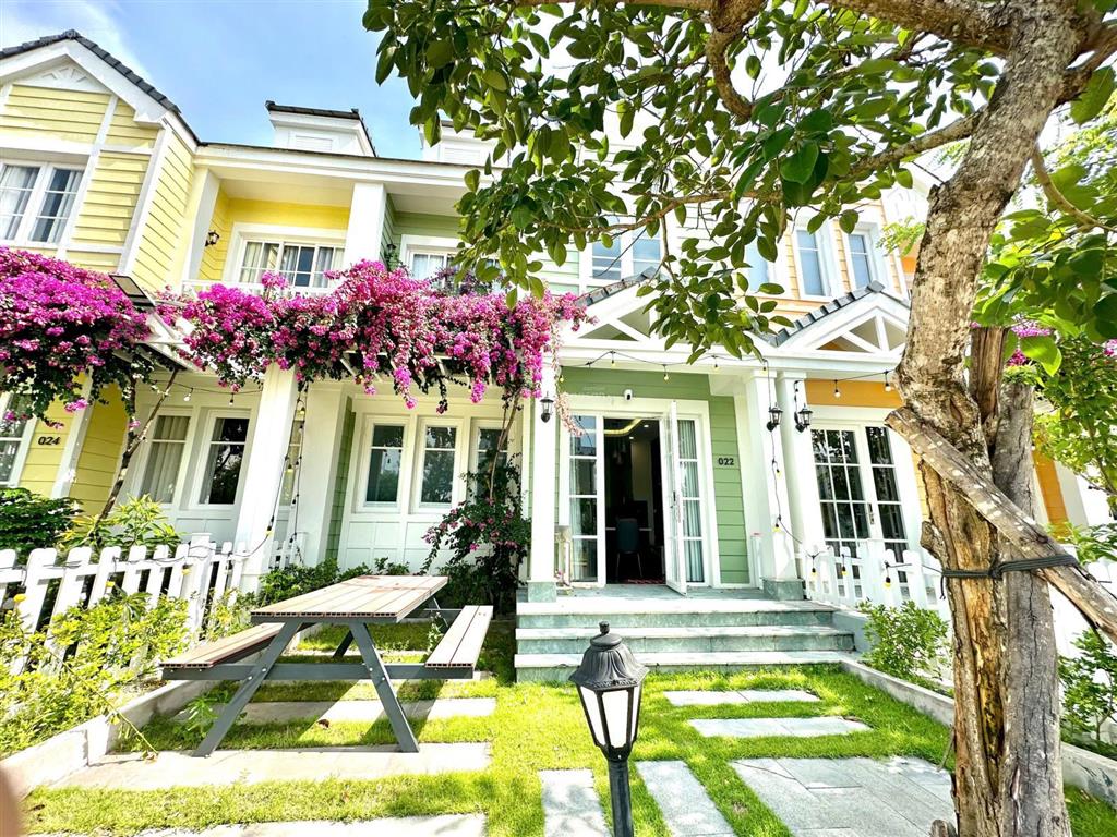 Cần bán nhanh nhà phố full nội thất 4 phòng ngủ giá chỉ 4.2 tỷ bao thuế phí, gần công viên