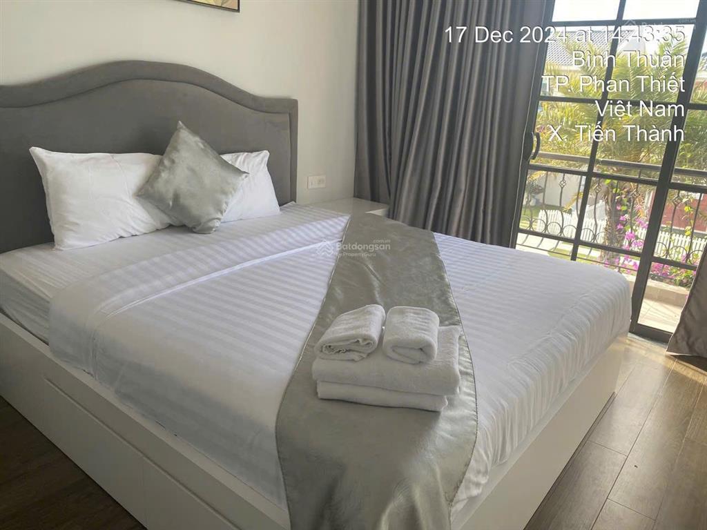 Bán gấp biệt thự 200m2 ngay hồ cảnh quan + full nội thất 4 phòng ngủ giá chỉ 6 tỷ (bao thuế phí)