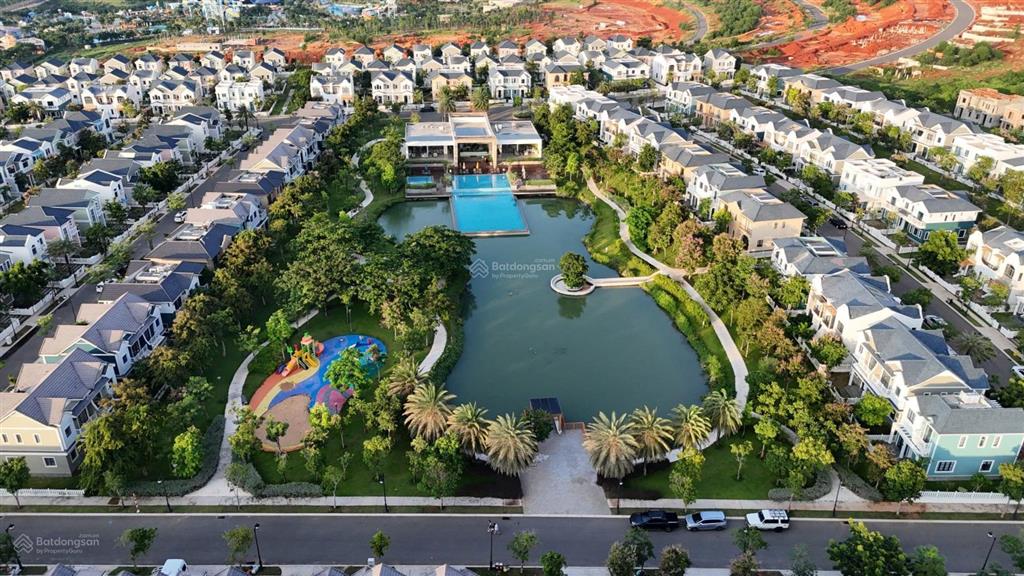 Bán gấp biệt thự 200m2 ngay hồ cảnh quan + full nội thất 4 phòng ngủ giá chỉ 6 tỷ (bao thuế phí)
