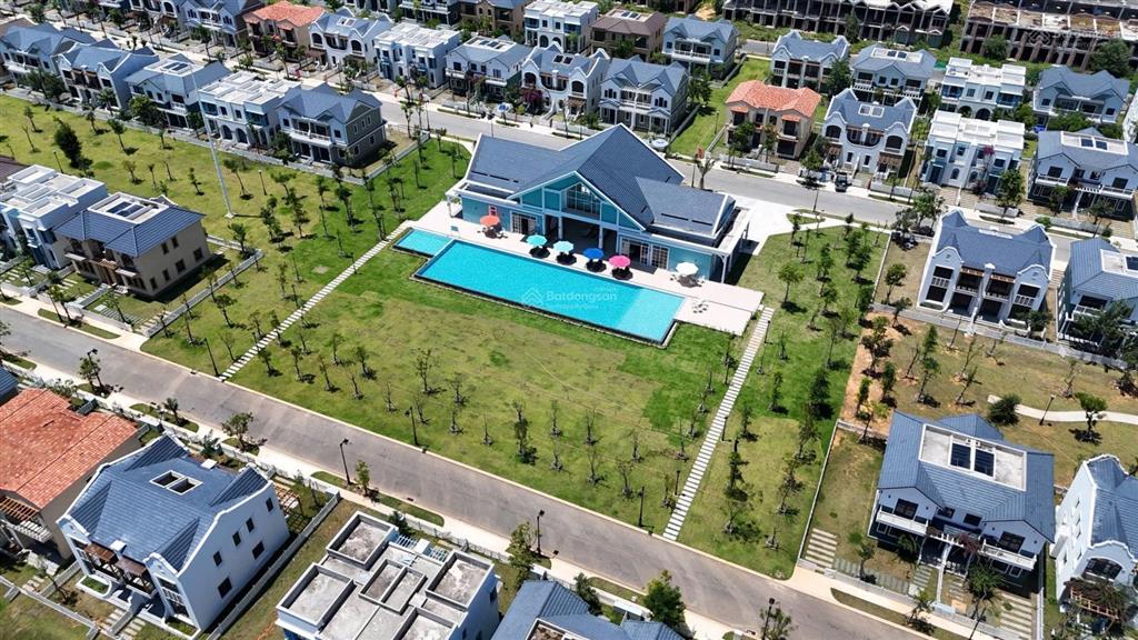 Bán gấp biệt thự 200m2 ngay hồ cảnh quan + full nội thất 4 phòng ngủ giá chỉ 6 tỷ (bao thuế phí)