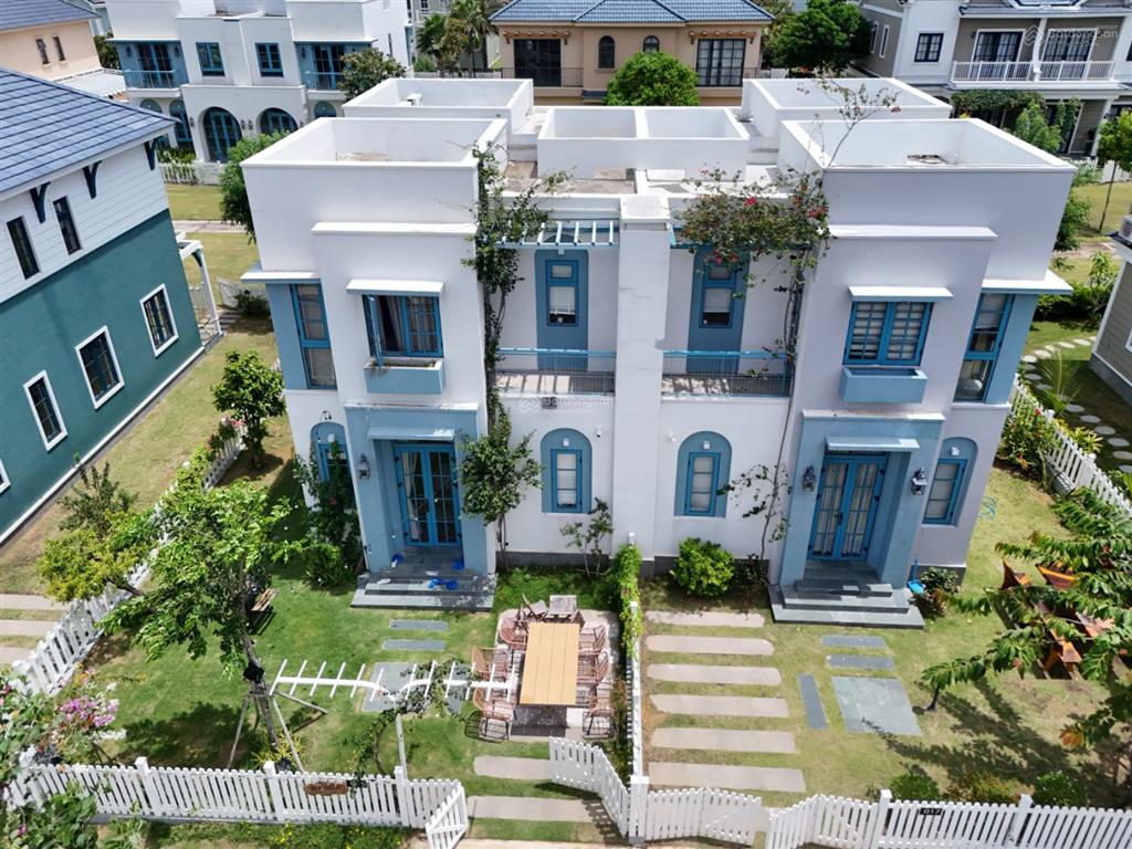 Cần bán nhanh biệt thự song lập kế hồ bơi full nội thất giá chỉ 5.3 tỷ xách vali vào ở ngay
