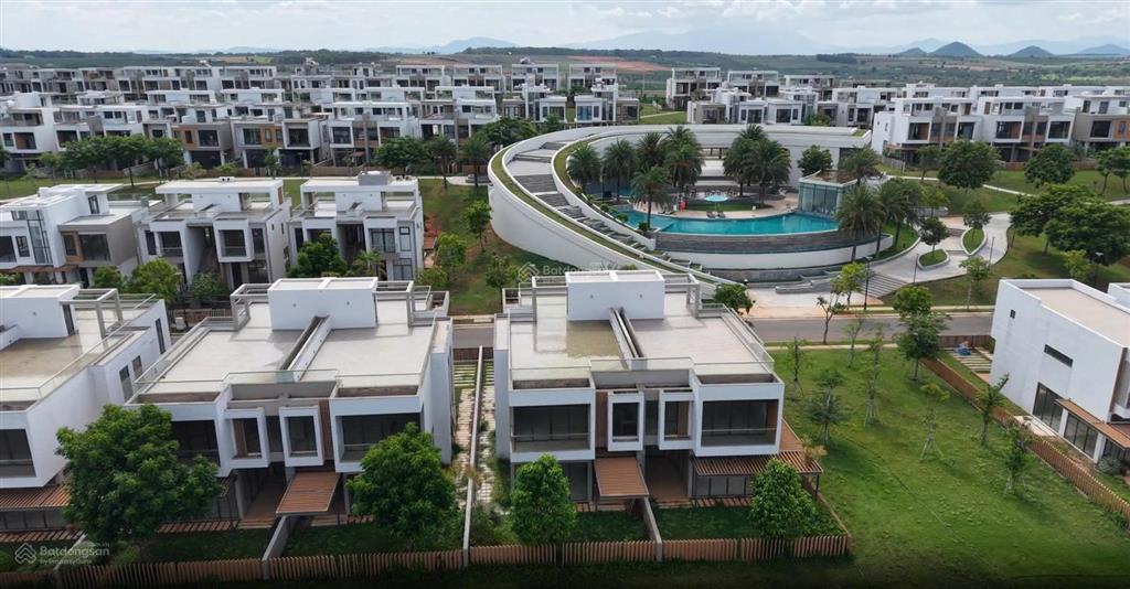 Gía giá hời khu golf, biệt thự golf 300m2 view bao trọn sân golf và view biển cắt lỗ sâu chỉ 9.6 tỷ