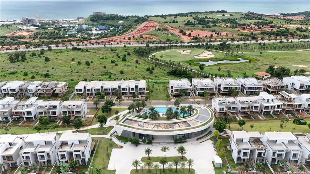 Gía giá hời khu golf, biệt thự golf 300m2 view bao trọn sân golf và view biển cắt lỗ sâu chỉ 9.6 tỷ